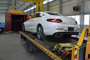 Funkcjonariusze SG zabezpieczają poszukiwany samochód marki Mercedes