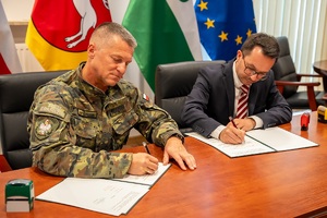 Komendant NOSG oraz Burmistrz Miasta Międzyrzec Podlaski podczas podpisania listu intencyjnego