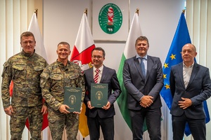 Komendant NOSG oraz Burmistrz Miasta Międzyrzec Podlaski podczas podpisania listu intencyjnego