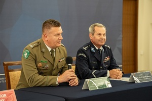 Funkcjonariusze SG i Policji uczestniczą w spotkaniu z dyrektorami szkół średnich posiadających klasy o profilu mundurowym