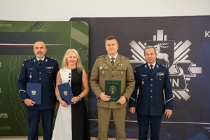 Funkcjonariusze SG i Policji uczestniczą w spotkaniu z dyrektorami szkół średnich posiadających klasy o profilu mundurowym