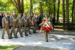 Uczestnicy uroczystości podczas uroczystości obchodów 87. rocznicy bitwy pod Wytycznem