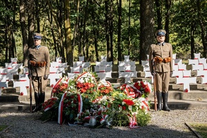 Uczestnicy uroczystości podczas uroczystości obchodów 87. rocznicy bitwy pod Wytycznem