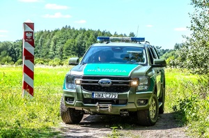 Patrol Straży Granicznej w pojeździe terenowym na granicy państwa