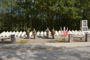 Warta honorowa przy grobach żołnierzy Korpusu Ochrony Pogranicza